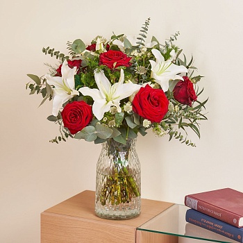 Maldivas - Boquet with withe liliums and red roses