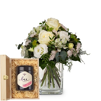 Flower bouquet 'Natural Magic of Blossoms' with Bee-Family S