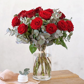 Twelve red roses